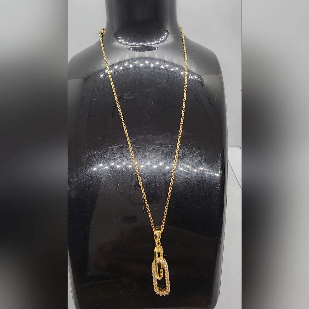 Elegant Gold Necklace with Pendant